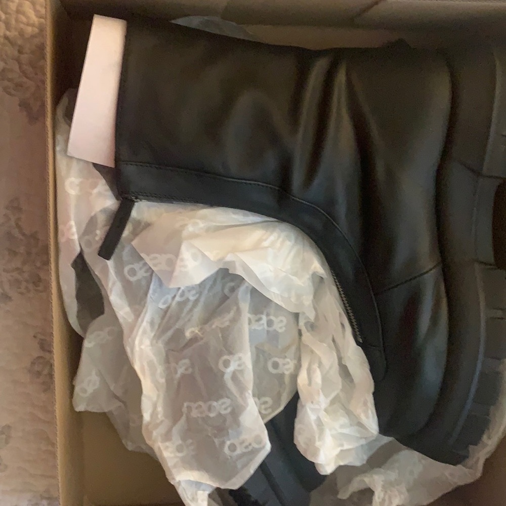 ASOS sent me the wrong size . This is size 9 but looks like a tight fit. Mint